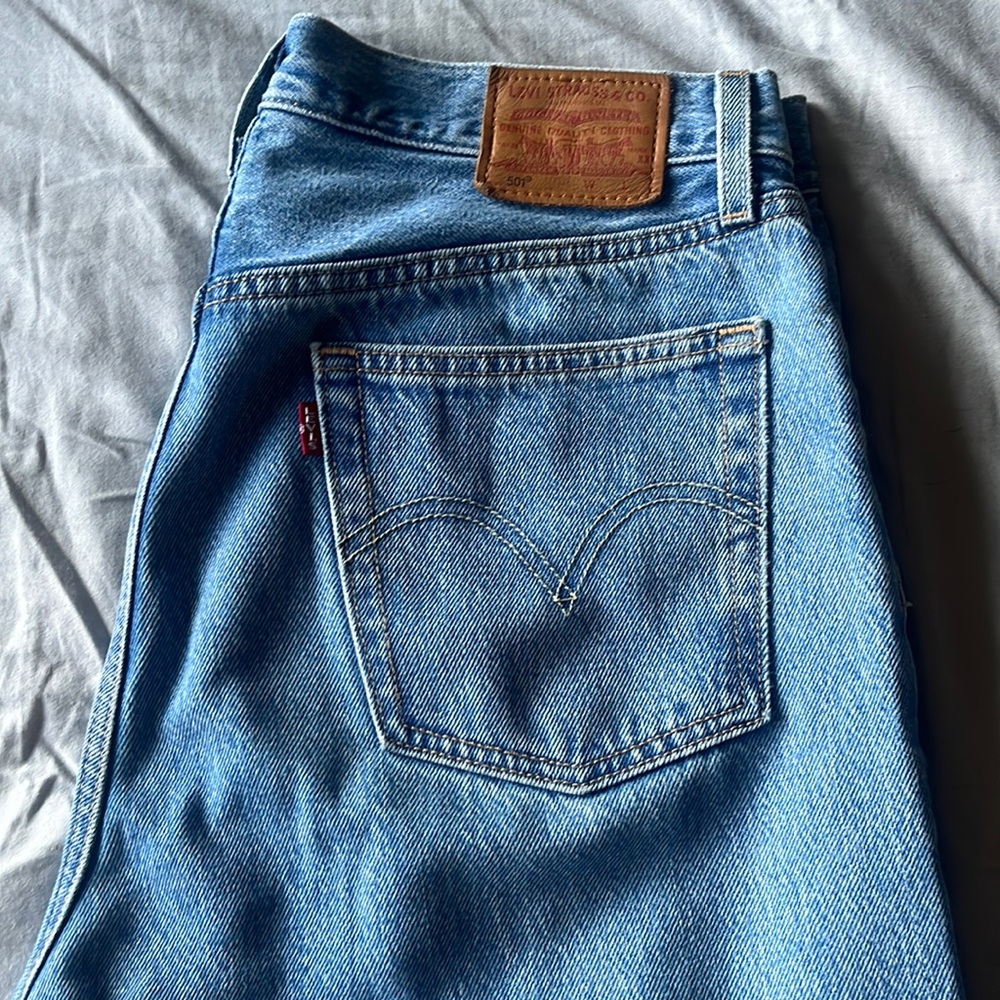 Levi 501 Distressed jean